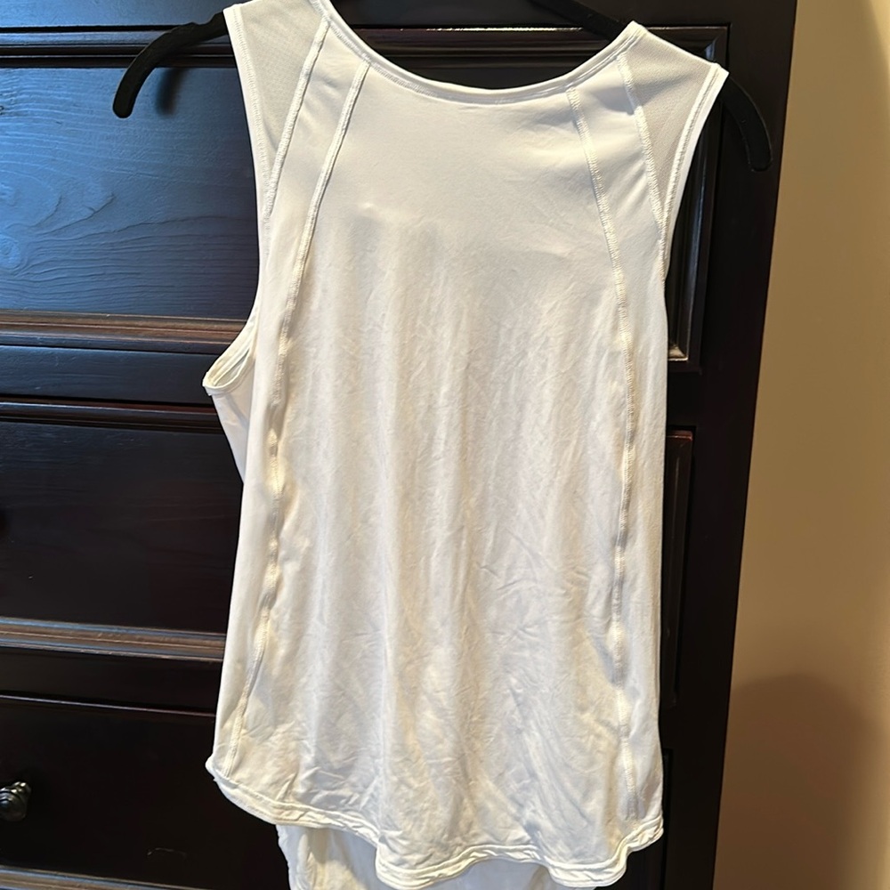 White lululemon tank top